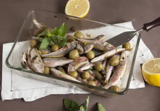 Барабулька в лимонном соусе с оливками