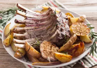 Баранина с чесноком и розмарином