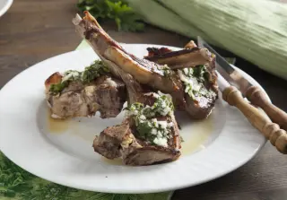 Баранья корейка с базиликом, лимоном и чесноком