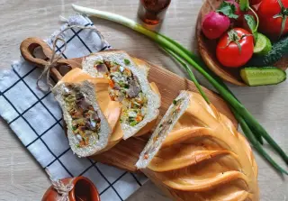 Батон, фаршированный сельдью, морковью, яйцом и зеленью