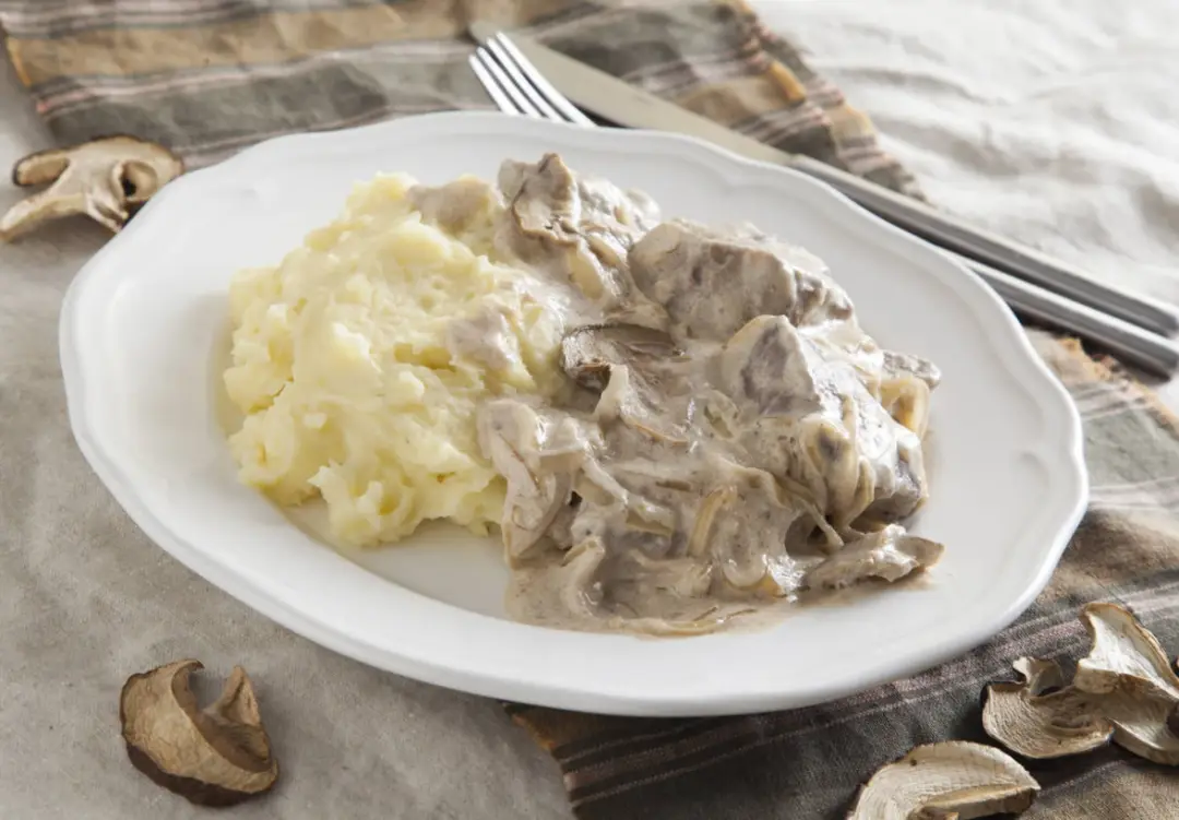 Бефстроганов с белыми грибами
