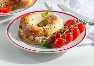 Белковый бейгл с тунцом