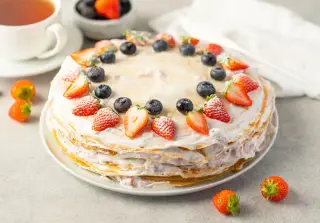Блинный торт с творожным кремом и ягодами