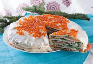 Блинный тортик с неркой, шпинатом и сыром