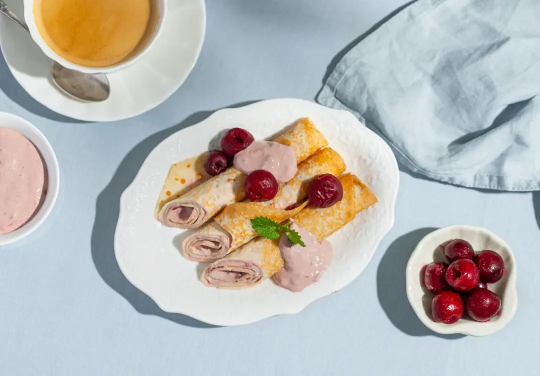 Блины с маскарпоне, вишней и кофе