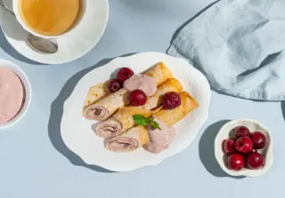 Блины с маскарпоне, вишней и кофе