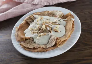 Блины с соусом из голубого сыра