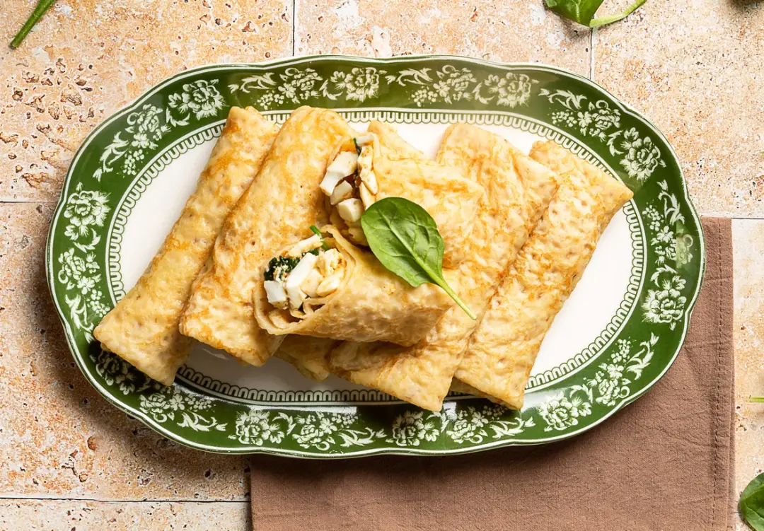 Блины с варёным яйцом, шпинатом и сыром