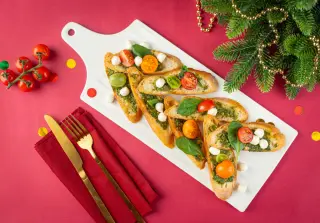 Брускетты с моцареллой и соусом песто