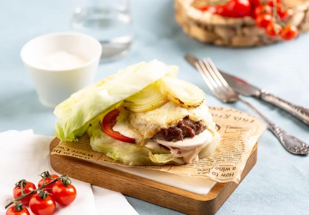 Бургер на подушке из салата