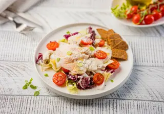 Быстрый салат Цезарь с курицей