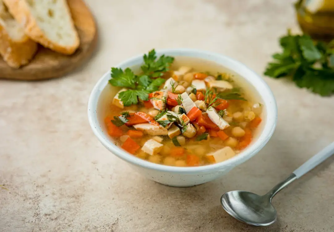 Быстрый суп с нутом и курицей