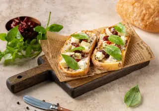 Чиабатта со сливочным мороженым и сыром с плесенью