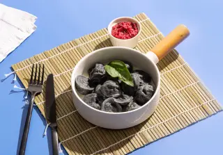 Чёрные пельмени с говядиной и куриными сердечками