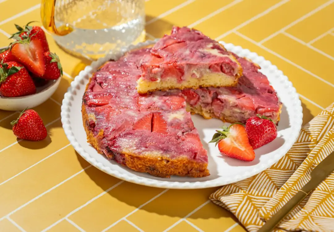 Дачный пирог с клубникой и белым шоколадом