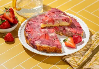 Дачный пирог с клубникой и белым шоколадом
