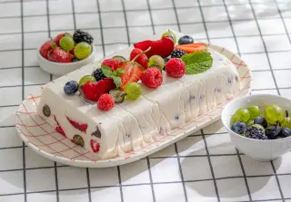 Десерт из сметаны и фруктов