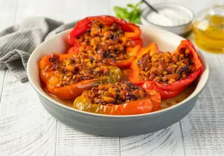Фаршированные перцы «Лодочки» с колбасками и чечевицей