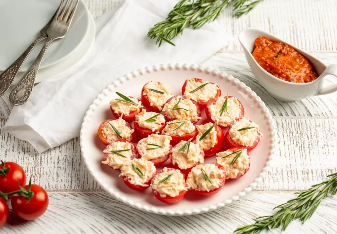 Фаршированные помидоры черри с сыром и чесноком