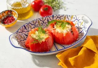 Фаршированные помидоры, запечённые с фаршем и сыром