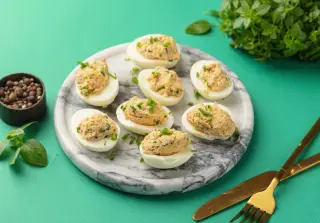 Фаршированные яйца с печенью трески