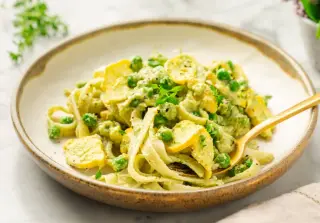Фетучини с соусом из кешью, горошком и патиссонами