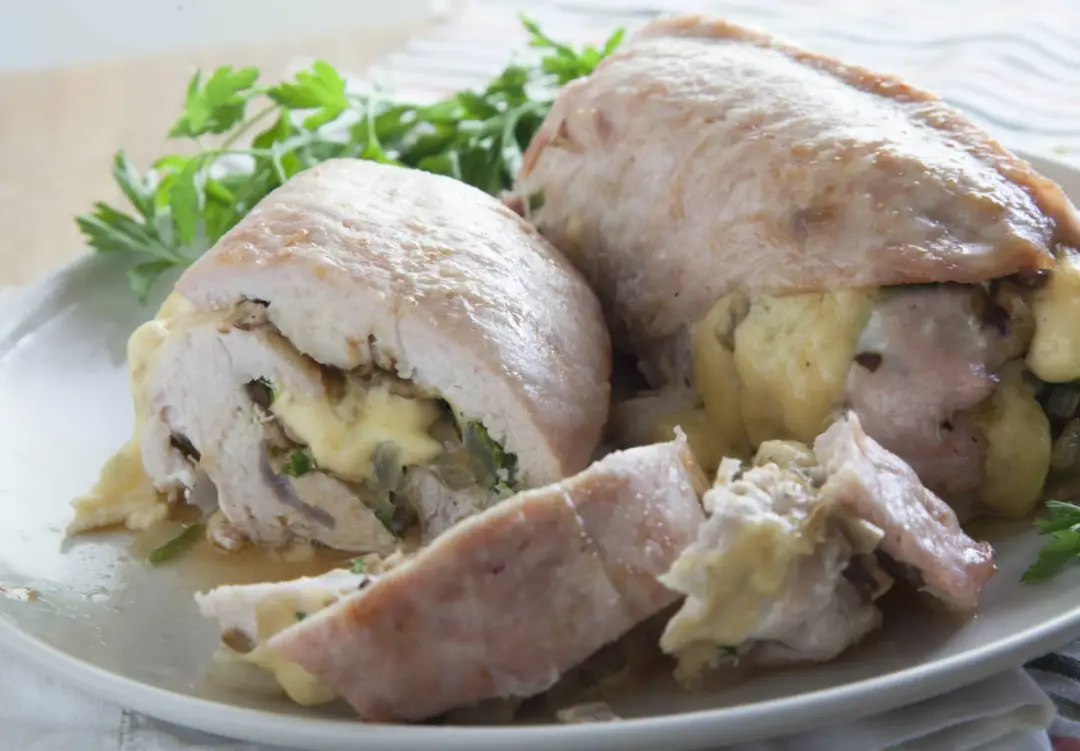 Филе индейки, фаршированное грибами и сыром