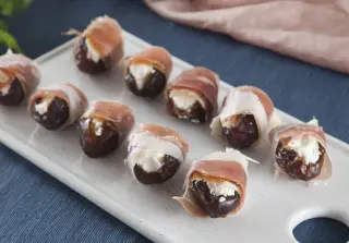Финики с брынзой и беконом