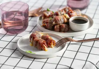 Финики, запечённые с сыром и беконом