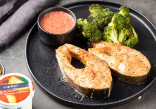 Форель, запечённая с брокколи с соусом из сорбета