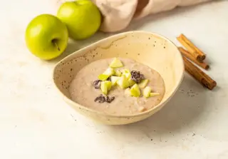 Геркулесовая каша с вяленой вишней и яблоком