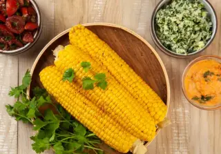 Горячая кукуруза с тремя соусами