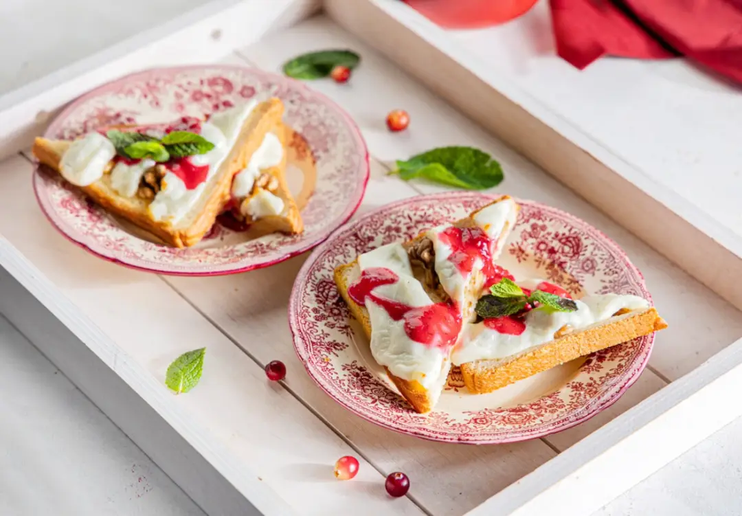 Горячие бутерброды с козьим сыром и клюквой