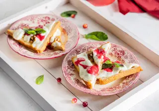 Горячие бутерброды с козьим сыром и клюквой