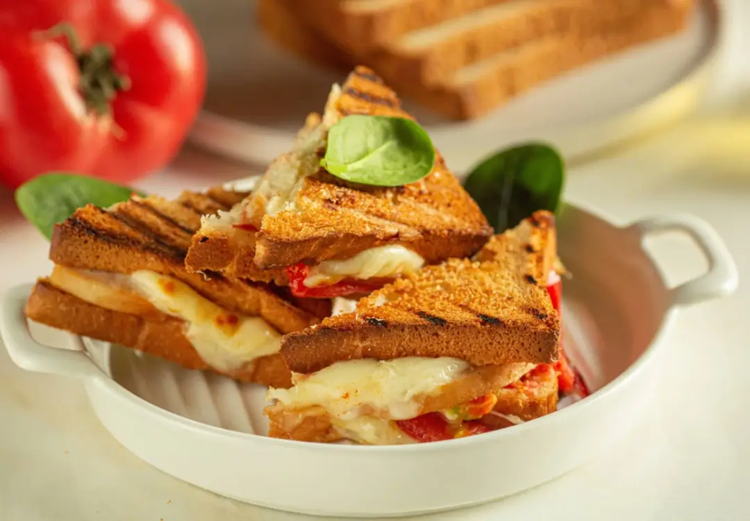 Горячий тост с курицей и сыром