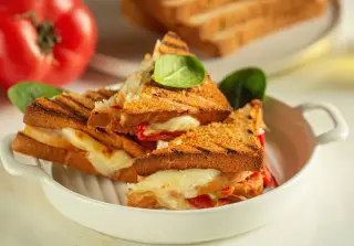 Горячий тост с курицей и сыром