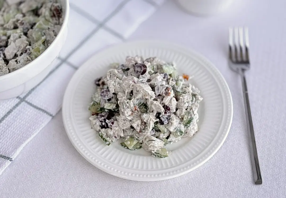 Греческий салат с курицей и фетой