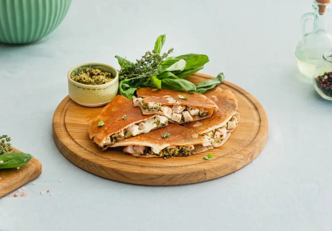 Гречневые блины с курицей и песто