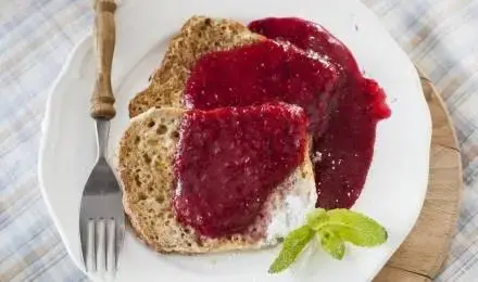 Гренки с соусом из клюквы и апельсина