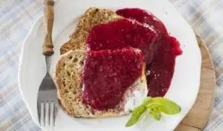 Гренки с соусом из клюквы и апельсина