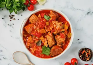 Гуляш из свинины с подливой