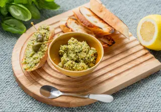 Закуска-намазка из оливок, каперсов и анчоусов