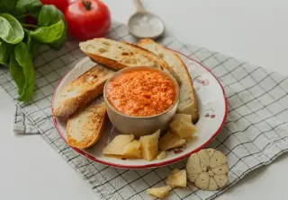Закуска-намазка из томатов с сыром