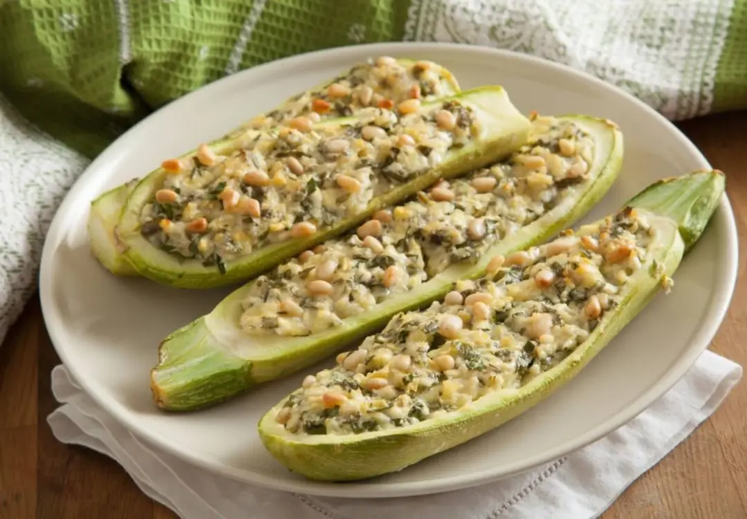 Кабачки, фаршированные творогом и зеленью