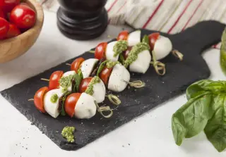 Канапе моцарелла с черри, вяленым помидором и песто