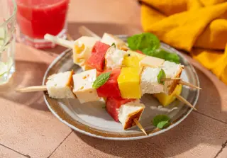 Канапе с арбузом на шпажках