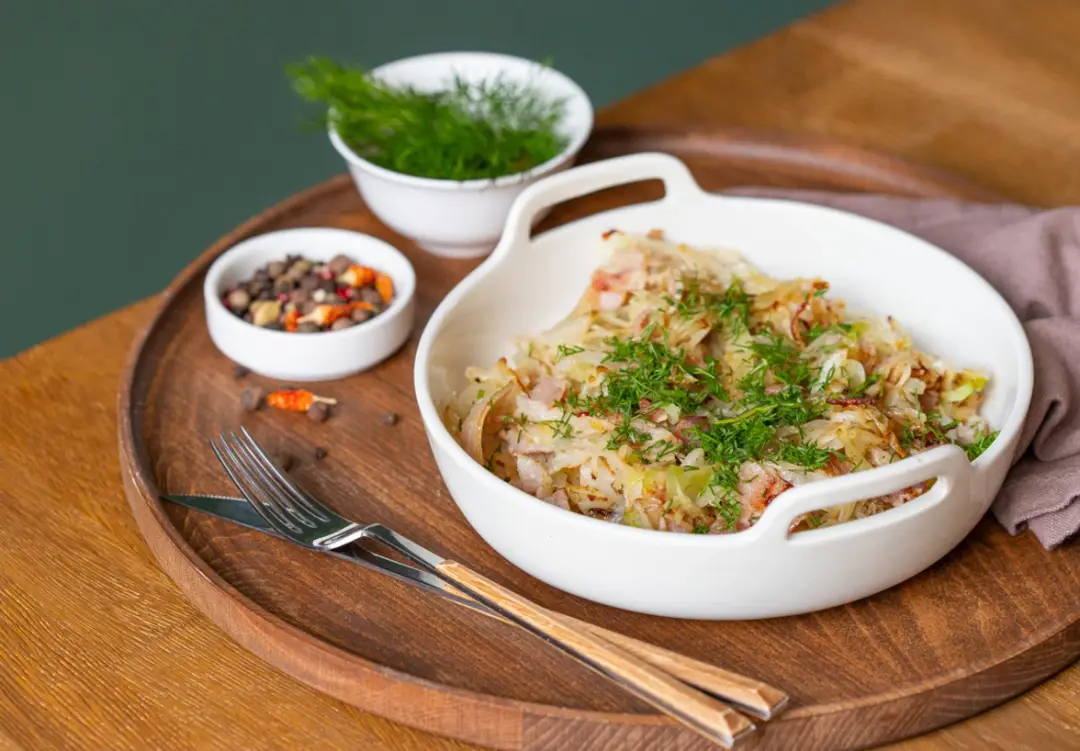 Капуста с беконом и луком