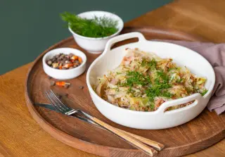 Капуста с беконом и луком