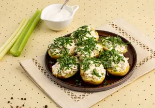 Картофель, фаршированный курицей и сельдереем