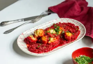 Картофельные клёцки со свекольным мясным соусом